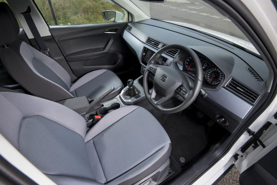 Интерьер Seat Arona 2017 года  (UK) (фото 36 из 40)